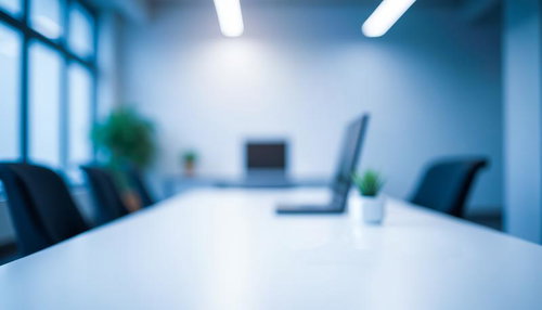 採光窓から光が入る会議室風のコワーキングスペース環境