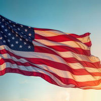 屋外で風になびくアメリカ国旗の掲揚風景の写真