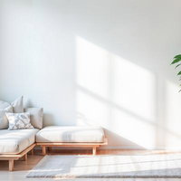 木製フレームのロータイプソファーと観葉植物のあるリビングの写真
