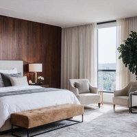 濃いブラウン背景のダブルベッドと白系寝具のラグジュアリー調客室の写真