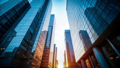 見上げたガラス張りの高層ビル群