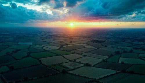 夕焼けに染まる田園地帯の空撮