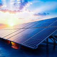 夕日に照らされるソーラーパネルの写真