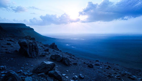 夜明けの光が差す荒々しい海岸