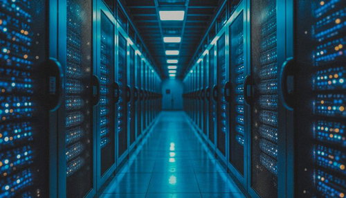 青いLED照明で照らされたサーバーラックが並ぶデータセンターの通路