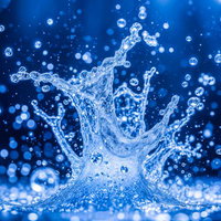 深い青色の背景で水が激しく飛び散るスプラッシュの瞬間の写真