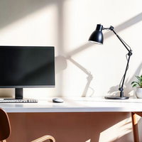 日差しが差し込むシンプルなワークデスクの写真