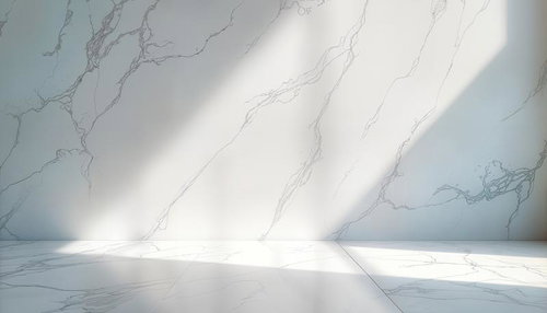 光が差し込む白い大理石の空間