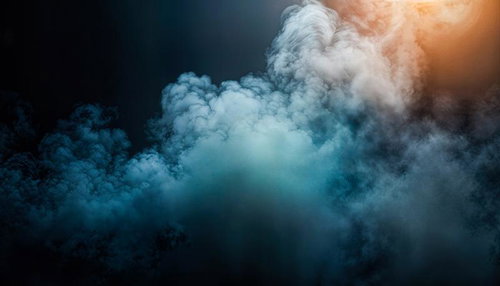暗闇に立ち上る青い煙