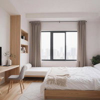 木製家具と大きな窓が特徴のワンルームベッドルームの写真