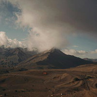 山脈と乾燥した高地の風景（雲）のAI画像
