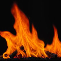 焚き火の炎の写真