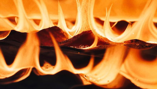 赤と黄色に燃え盛る炎のしぶきと火の勢い