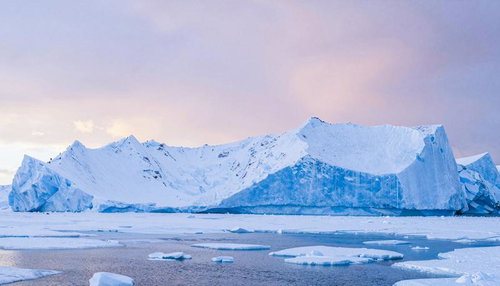 氷河と流氷が広がる極地の風景の写真