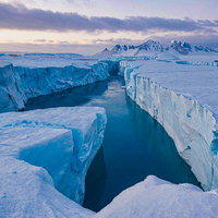 氷河のクレバスと青い水路の写真