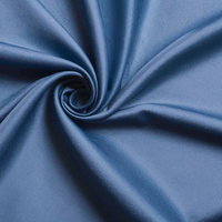 渦巻き状にねじった青いサテン生地の写真
