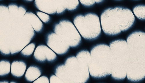 アメーバのように広がる藍色の細胞模様