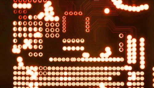 バックライトで光る電子回路基板のスルーホール