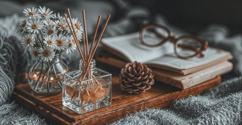 小花と松ぼっくりが彩るナチュラルウッドトレイの癒しインテリア