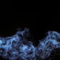 黒背景に立ち上る青白い煙のエフェクトの写真