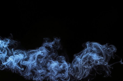 黒背景に立ち上る青白い煙のエフェクト
