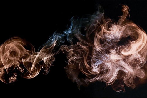 漆黒背景にオレンジと青の煙が立ち上る抽象的デザイン