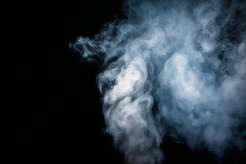 黒背景に立ち上がる白いスモークエフェクト