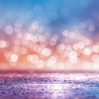 オレンジからブルーへ変化する夕空と水面の玉ボケの写真