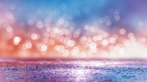 オレンジからブルーへ変化する夕空と水面の玉ボケ