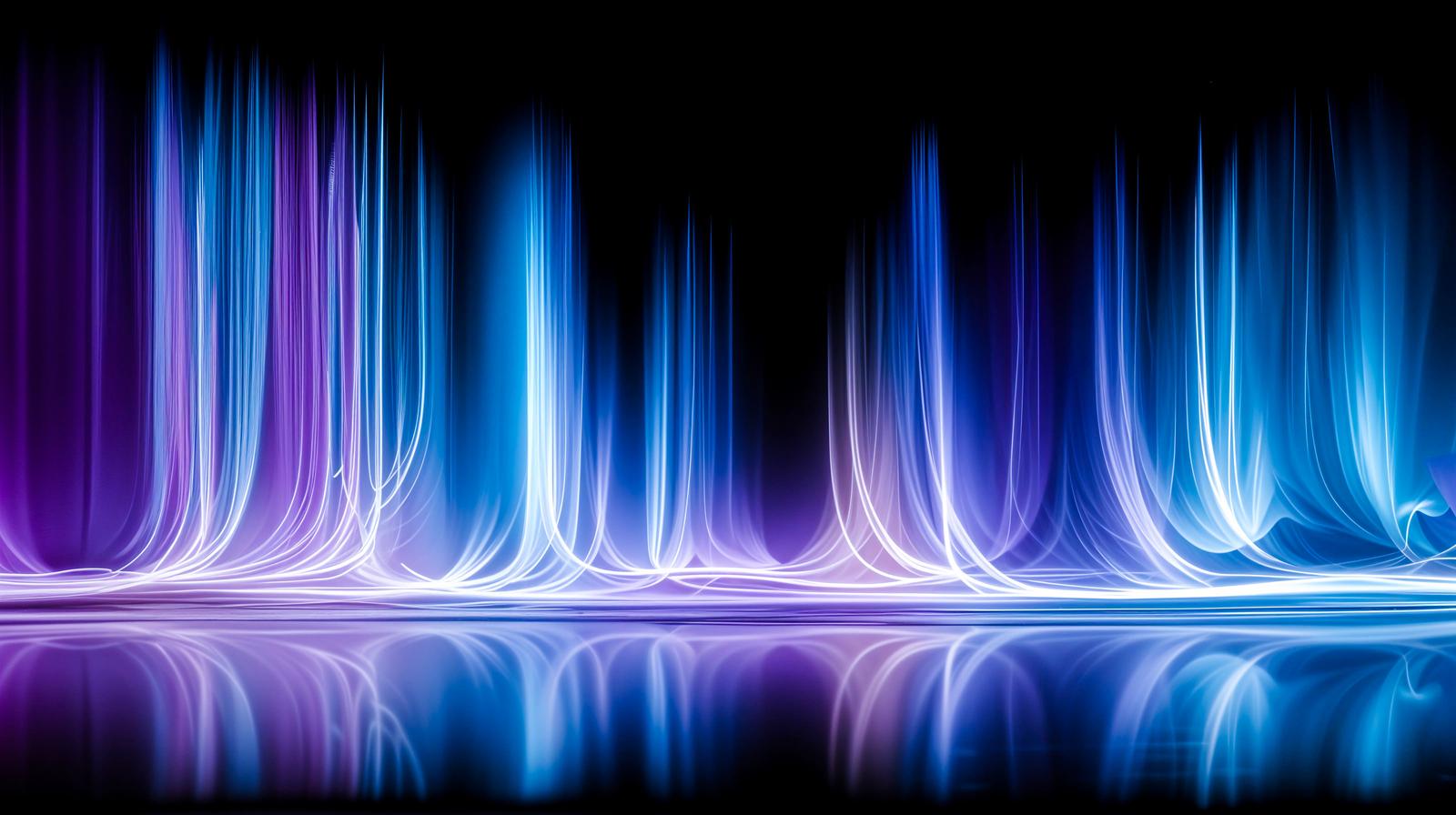 青と紫のネオン光線が縦に流れ水面に反射する抽象的なデザイン