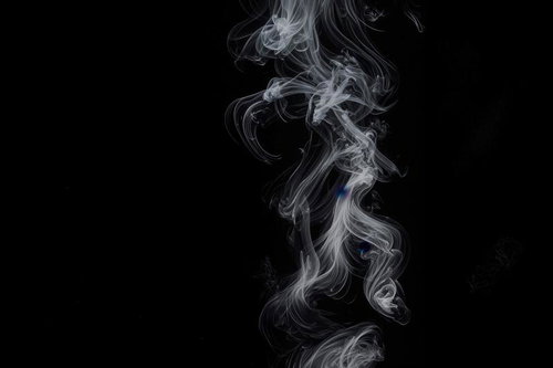 黒背景に立ち上がる白いスモークの静寂な抽象美