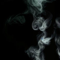 黒背景に立ち上る白いスモークの渦の写真