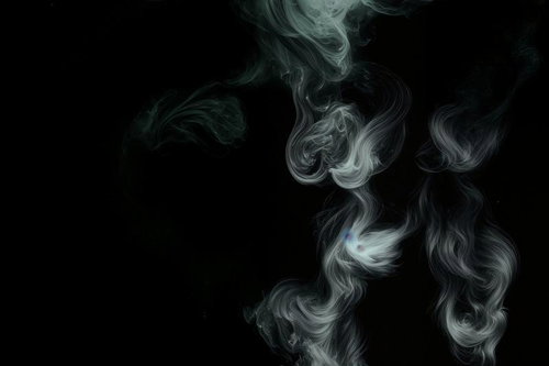 黒背景に立ち上る白いスモークの渦