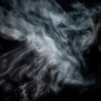 黒背景と薄い煙の写真