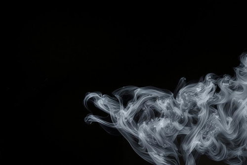 漆黒の空間を漂う繊細なスモーク