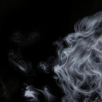 黒背景に立ち上る白い煙のエフェクトの写真