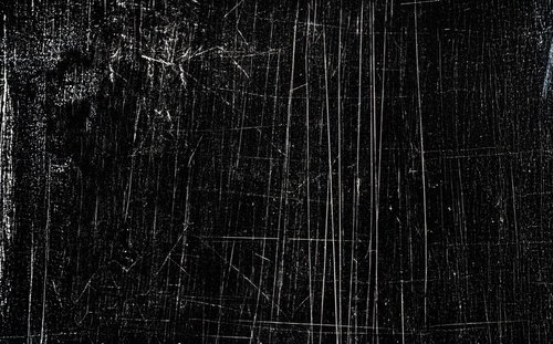 無数の傷と引っかき傷が刻むインダストリアルな表面