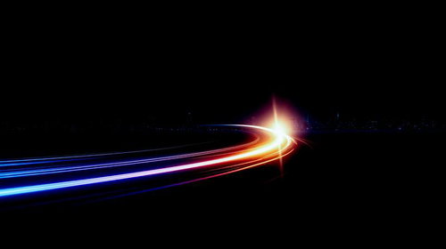 滑らかなカーブを描くカラフルな光のライン