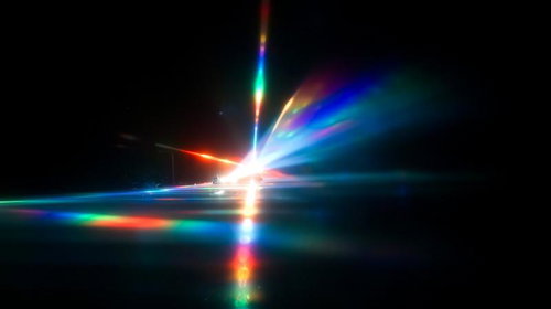 放射状に広がるレインボースペクトル光線