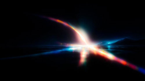 漆黒の闇に包まれた静寂の中に立ち上がる白光と虹色スペクトル