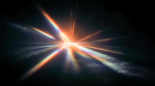 中央から四方八方へ放射状に広がる虹色の光束