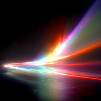 黒背景に放射状に広がる虹色スペクトラム光線のAI画像