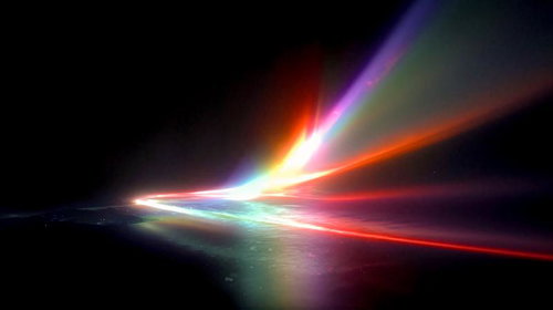 黒背景に放射状に広がる虹色スペクトラム光線