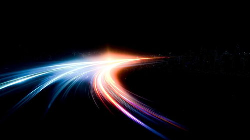 暗闇の中、弧を描くように伸びていく鮮やかな光の帯