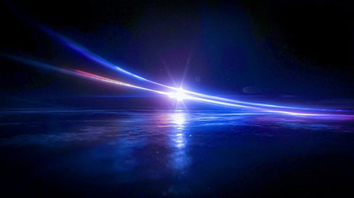 闇を貫く青い光線と水面反射の抽象表現