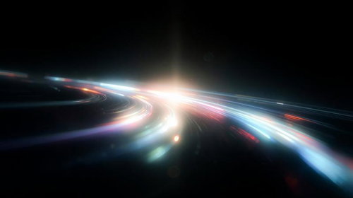 暗闇の中を弧を描くように流れる鮮やかな光の筋