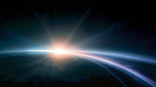 地平線を照らす初光