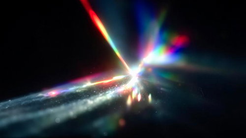 空間を満たすプリズムの輝き