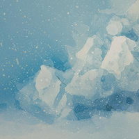 青空に舞う雪と氷結した結晶の抽象的背景の写真
