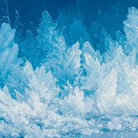 青い氷の結晶が無数に立ち並ぶ氷結呪文の跡の写真